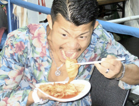 キムチを食べて絶対にＫＯや。８度目の防衛戦へ闘志をみなぎらせる亀田興毅（東京葛飾区の亀田ジム）