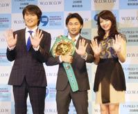 　タッチのポーズを決める（左から）千原ジュニア、山中慎介、平井理央＝東京都渋谷区のセルリアンタワ