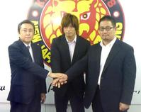 　初の２団体所属となった飯伏幸太（中央。左は新日本・菅林直樹会長、右はＤＤＴ・高木三四郎社長）