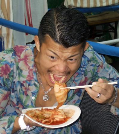 　キムチを食べてＫＯ！？１１月に韓国・済州島で８度目の防衛戦を行うことが決まり、闘志をみなぎらせる亀田興毅