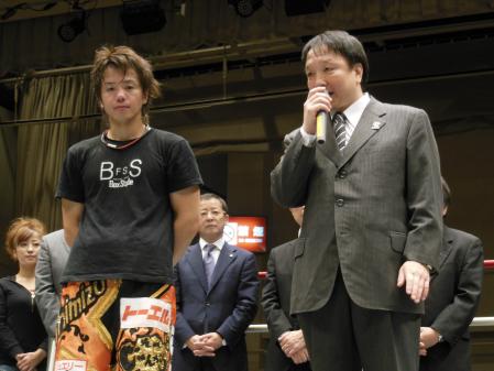 　日本プロボクシング協会の大橋秀行会長（右）からメッセージを送られた清水智信氏