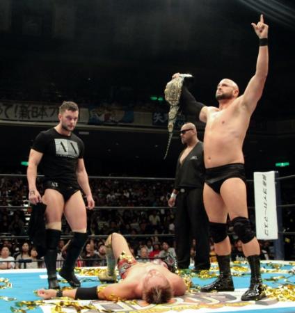 突如現れた「ＢＵＬＬＥＴ　ＣＬＵＢ」に急襲され、失神ＫＯされたオカダ・カズチカ＝東京・両国国技館