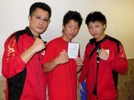 プロテストに合格した井上拓真（中央）と兄の尚弥（右）、父の真吾氏