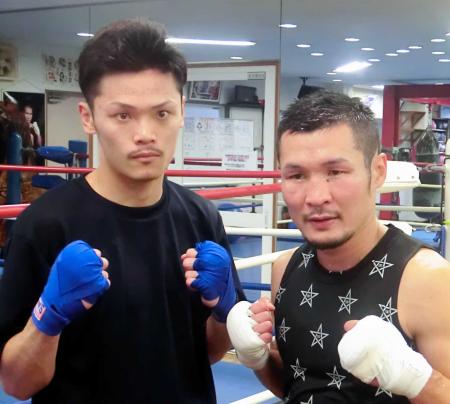 　４ラウンドのスパーリングを行った向井寛史（左）と名城信男