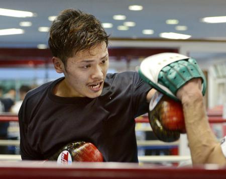 　ＷＢＣスーパーフライ級世界戦に向け練習する向井寛史＝２１日、大阪市