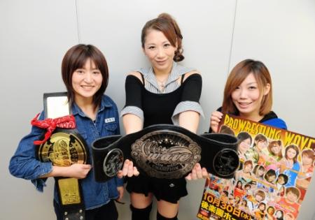 ３０日開催の後楽園大会をＰＲする（左から）渋谷シュウ、桜花由美、飯田美花（撮影・西岡　正）