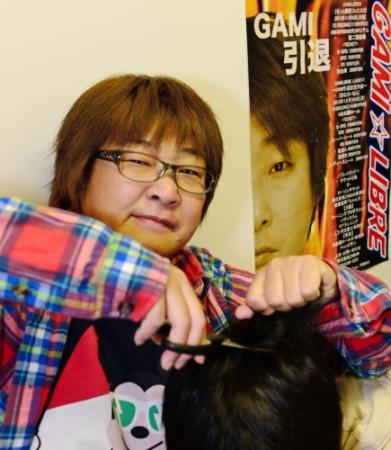 引退試合でダンプ松本との髪切りデスマッチをおこなうＧＡＭＩ＝ＤＳ東京本部