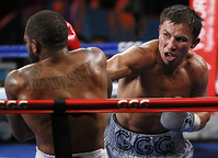 　８回、スティーブンスをロープに詰めて右を打ち込むゴロフキン（撮影・大橋小太郎）