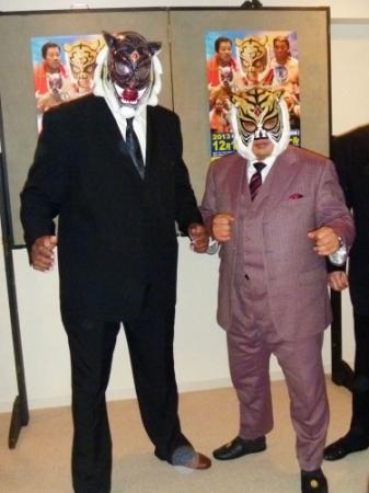 　ポーズを決めるグレート・タイガー（左）と初代タイガーマスク