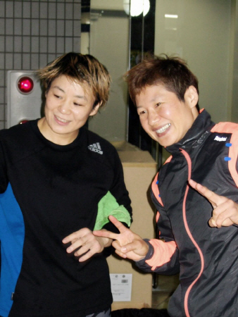 　健闘を誓い合う王者・山口直子（左）と挑戦者・藤岡奈穗子