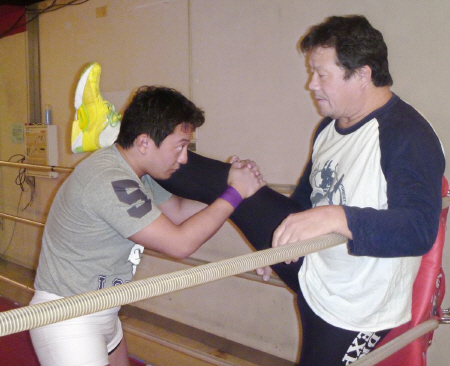 公開練習を前にウォーミングアップする藤波辰爾（右）と怜於南