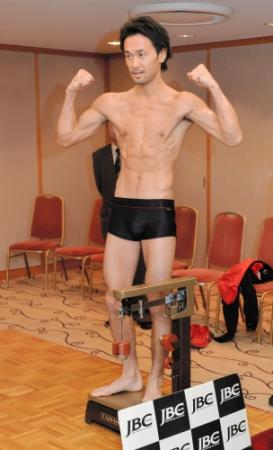 計量をパスしポーズを決める山中慎介（撮影・田村亮介）