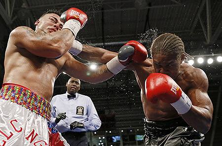 　６回、ルイス（左）に右ストレートをクリーンヒットするチャーリー太田（撮影・大橋小太郎）