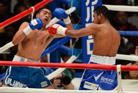 ２回、オスカル・ブランケット（左）の顔面にパンチを浴びせるローマン・ゴンサレス＝両国国技館（撮影・村中拓久）