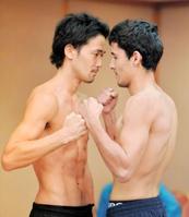 挑戦者アルベルト・ゲバラ（右）とにらみ合う山中慎介（撮影・田村亮介）