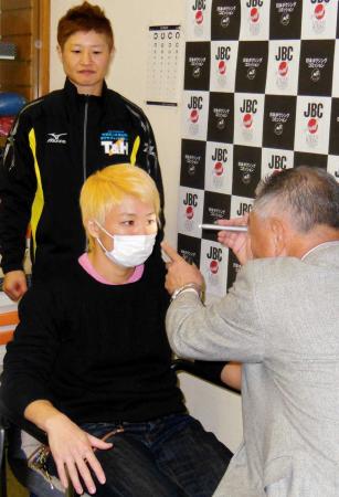 　山口直子（前）の検診を見つめる藤岡奈穂子