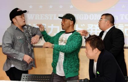 “興行戦争”をブチ上げたももいろクローバーＺのマネージャー・川上アキラ氏（右）に寝返った邪道（中央）にブチ切れ乱入した矢野通（左）