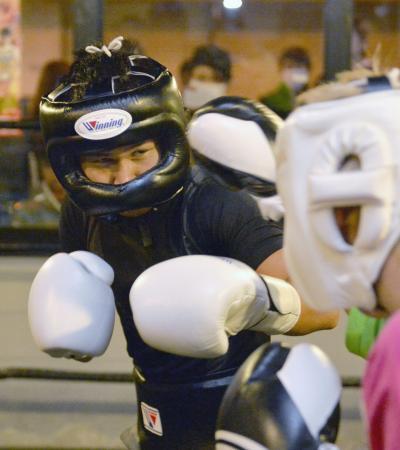 　初防衛戦に向け練習を公開したＩＢＦミニマム級王者の高山勝成＝兵庫県三田市の大成ジム