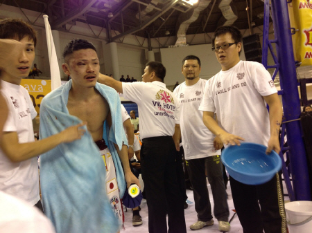 　９回ＴＫＯで敗れた向井（左から２人目）