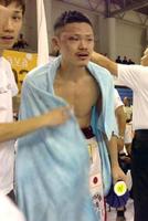 　リングを後にする、ＴＫＯで敗れた向井寛史＝ナコンラチャシマ（共同）