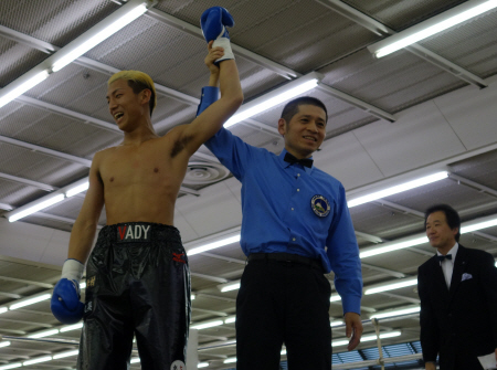 　３戦連続初回ＫＯ勝ちを決めた安田竜馬（左）