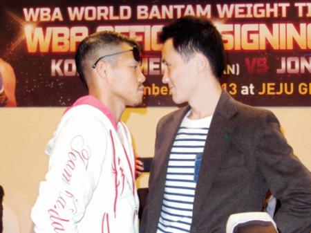 挑戦者の孫正五（右）に〝メンチ〟を切る亀田興毅＝韓国・済州市の済州グランドホテル