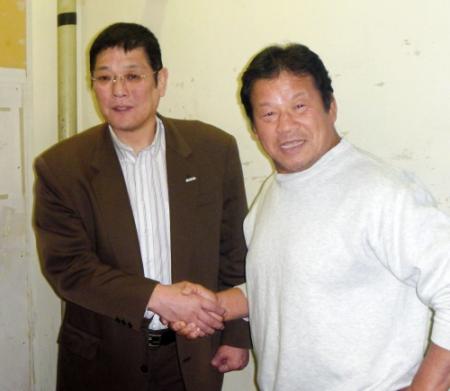 引退試合の相手、藤波辰爾（右）を表敬訪問したノア・田上明社長