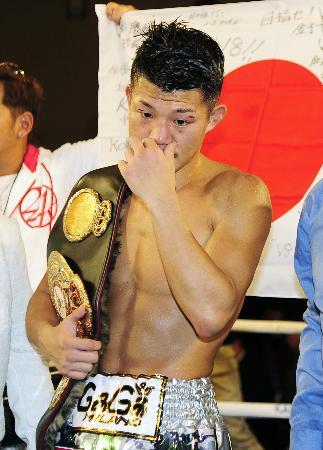 　判定で８度目の防衛を果たすも、さえない表情を見せる亀田興毅＝韓国・済州（共同）