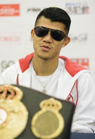 　ＷＢＡバンタム級タイトルマッチで８度目の防衛を果たし、一夜明けて記者会見する亀田興毅＝２０日、韓国・済州（共同）