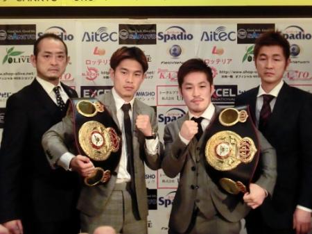 ３年連続で大みそかに試合をすることが決まった井岡一翔（中央左）と宮崎亮（同右）。左は井岡一法会長、右はおじの井岡弘樹氏