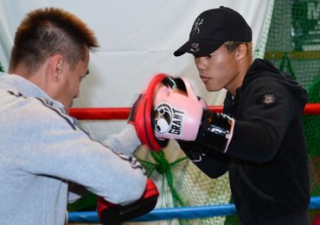 世界戦を前に練習を公開し、ミット打ちを行う亀田和毅＝東京都葛飾区の亀田ジム（撮影・村中拓久）