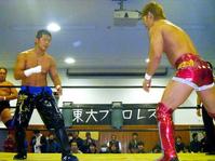 　「東大プロレス」で試合を行ったゼロワン・橋本大地（左）と小幡優作
