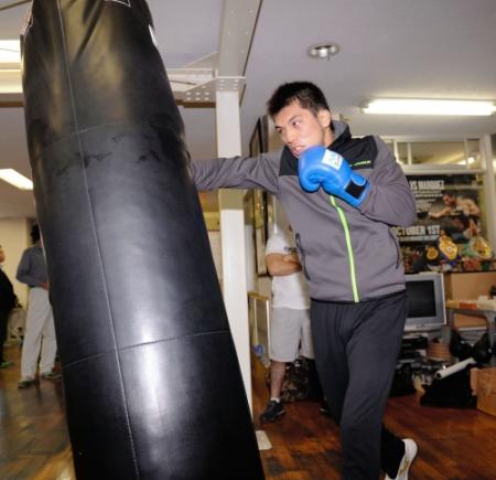 帰国後初練習でサンドバッグに重い右ストレートを打ち込む村田諒太＝東京・帝拳（撮影・開出　牧）