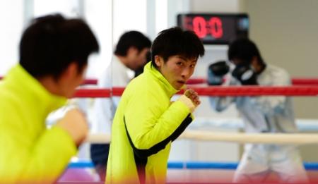 弟の拓真（右）が映る鏡で時自分のフォームをチェックする井上尚弥＝大橋ジム（撮影・園田高夫）