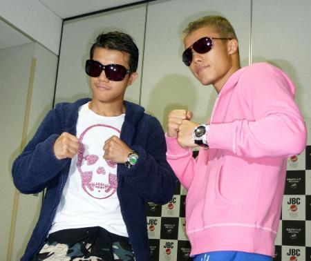 　予備検診後にポーズをとる亀田大毅（左）と亀田和毅＝２８日午後、東京都文京区