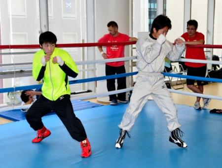 トレーナーの父・真吾さん（右端）の前でシャドーボクシングをする井上尚弥（左）と弟の井上拓真＝大橋ジム（撮影・園田高夫）