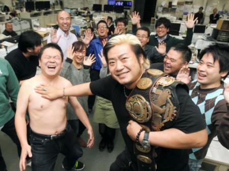 本社社員に強烈なチョップを放つ諏訪魔（撮影・辰巳直之）