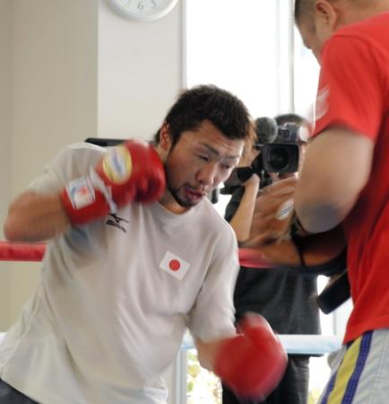 気迫あふれる表情でミット打ちをする八重樫東＝横浜・大橋ボクシングジム（撮影・北野将市）