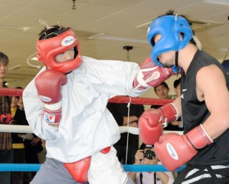 原隆二（右）を相手に気迫のスパーリングをする八重樫東＝横浜・大橋ボクシングジム（撮影・北野将市）