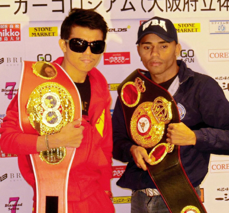 写真撮影でポーズをとるＩＢＦ世界Ｓフライ級王者・亀田大毅（左）とＷＢＡ世界同級王者のリボリオ・ソリス