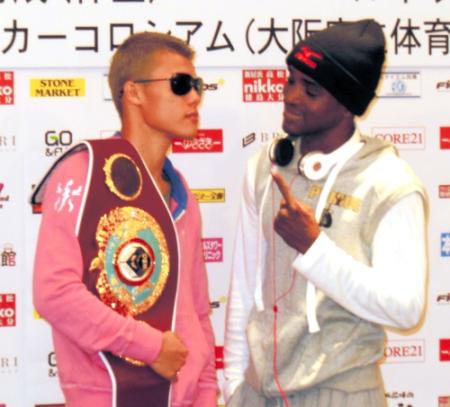 亀田和毅（左）ににらまれ、苦笑いのイマヌエル・ナイジャラ