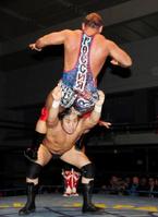 　諏訪魔はマイバッハβにラストライドを決める（撮影・山口　登）