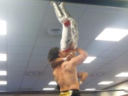 金丸義信を抱え上げ、ゴーフラッシャーの体勢に入る潮崎豪