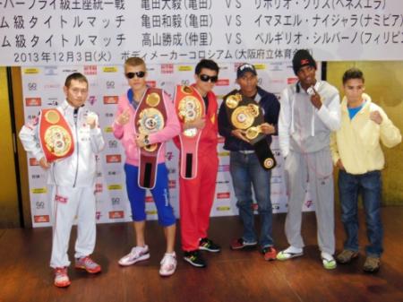 　調印式を終え、ポーズをとる（左から）高山勝成、亀田和毅、亀田大毅、リボリオ・ソリス、イマヌエル・ナイジャラ、ビルヒリオ・シルバノ