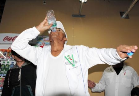 二度目の計量も体重オーバーで失敗し係員の制止する中突然水を飲むＷＢＡ・Ｓフライ級王者のソリス＝あべのキューズモール（撮影・持木克友）