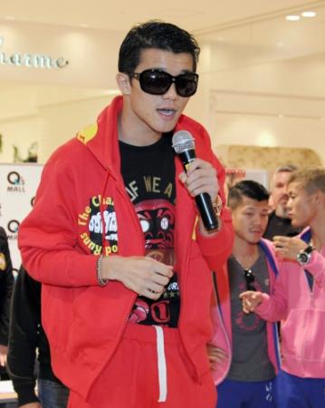 前日計量を一発でパスし観客にあいさつするＩＢＦ世界Ｓフライ級王者の亀田大毅＝あべのキューズモール（撮影・持木克友）