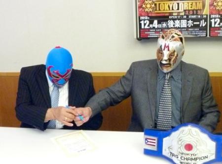 ４日・後楽園大会でタッグを結成するミル・マスカラス（右）＆ドス・カラス兄弟が東京世界タッグ選手権の調印所にサイン
