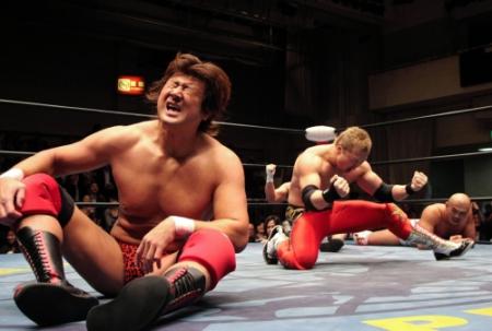 悔しがる大森隆男（左）とガッツポーズの鈴木鼓太郎（中）＝東京・後楽園ホール