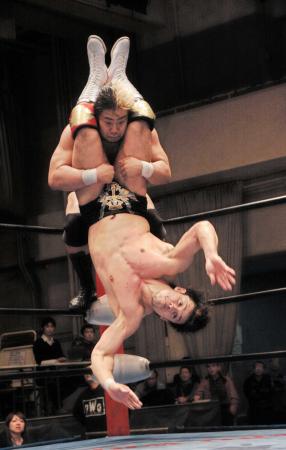 諏訪魔（奥）にフランケンシュタイナーを見舞う潮崎豪