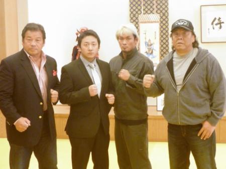 レジェンド１・１３後楽園で対戦が決まった（左から）藤波辰爾＆ＬＥＯＮＡ対坂口征夫＆長州力